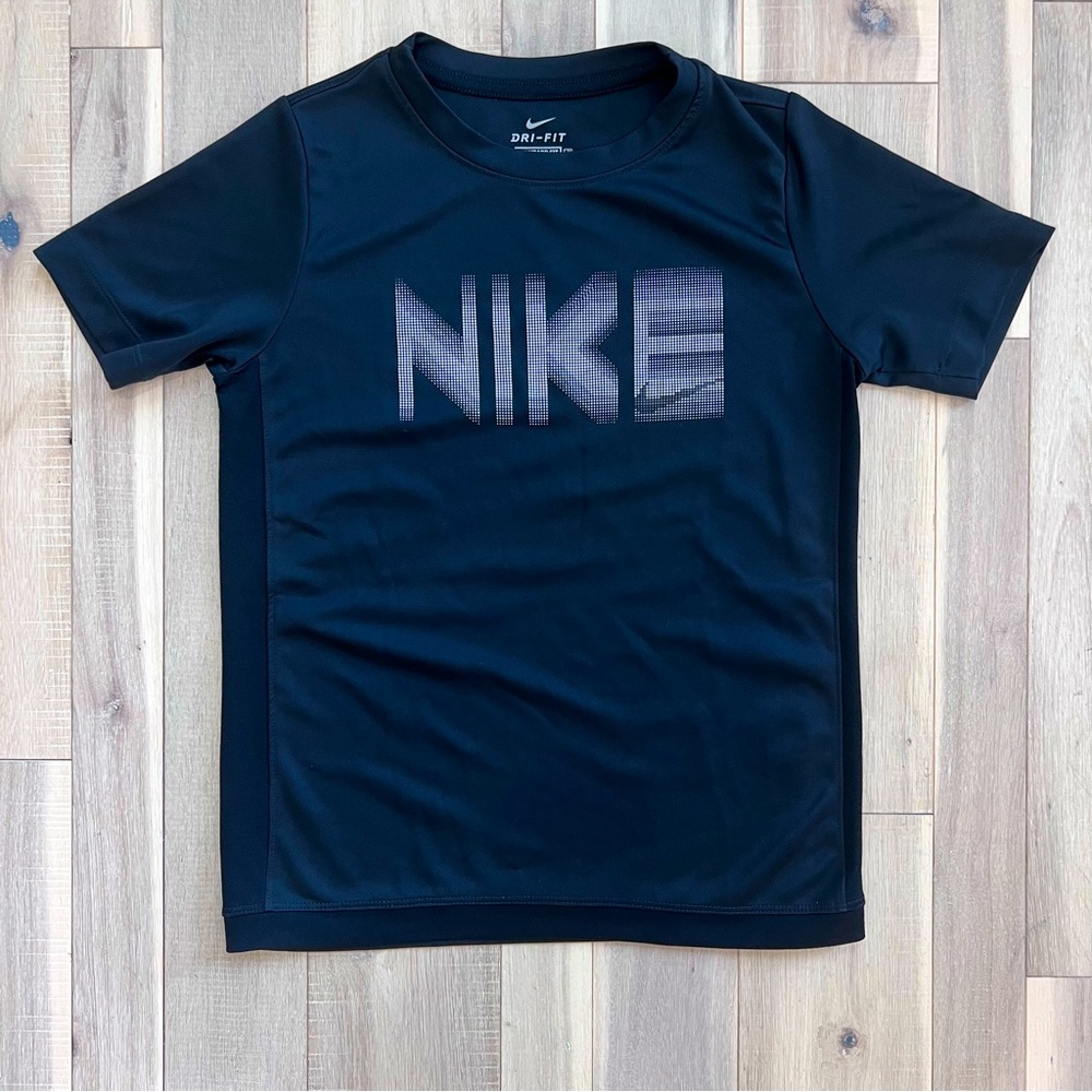 Boys Medium black Nike logo dry-fit standard fit short sleeve t-shirt